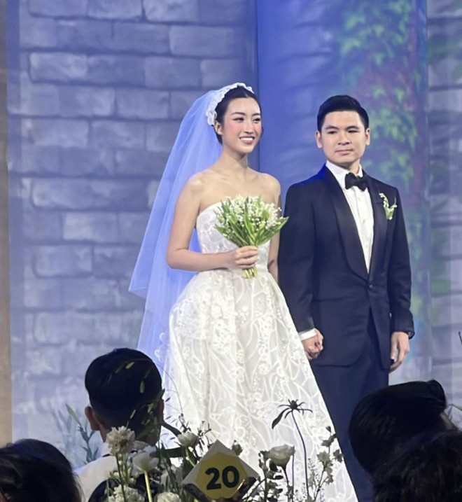 Đỗ Mỹ Linh đẹp như c&ocirc;ng ch&uacute;a, s&aacute;nh bước b&ecirc;n Đỗ Vinh Quang giữa kh&ocirc;ng gian cổ t&iacute;ch - Ảnh 5.