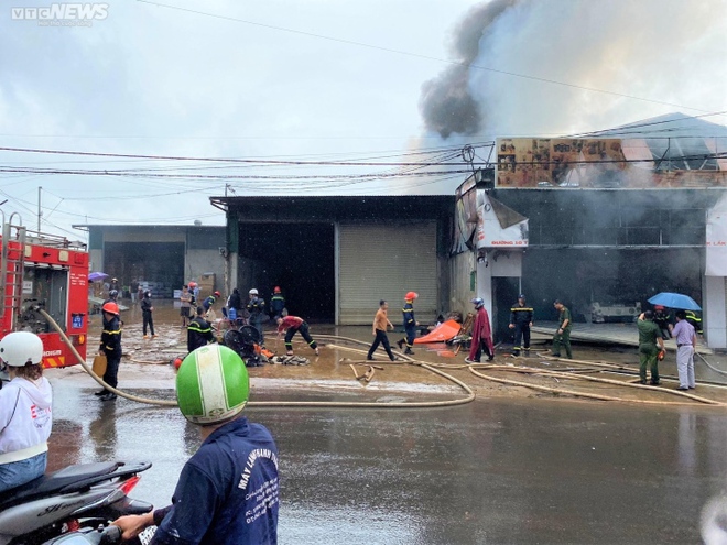 Hàng trăm cán bộ, chiến sĩ dầm mưa dập tắt đám cháy lớn ở Đắk Lắk - Ảnh 1.
