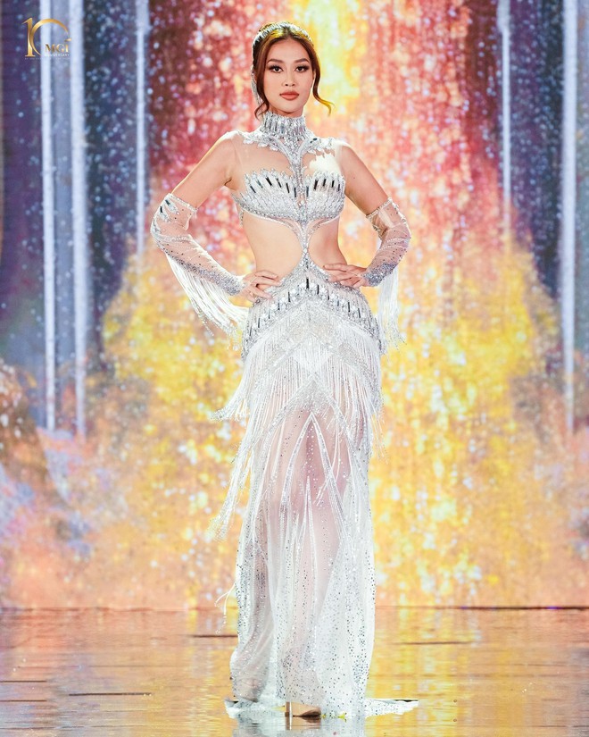 Cận cảnh chiếc váy dạ hội cực gợi cảm gây 'sốt' của Thùy Dung ở Chung kết Hoa  hậu Quốc tế 2017!