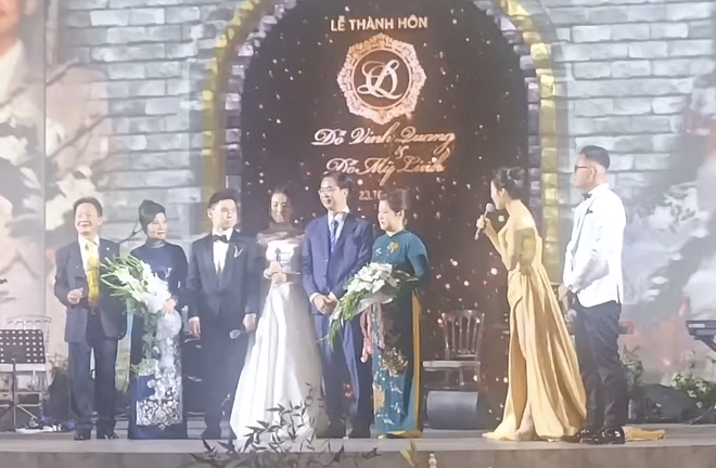 5 điều đặc biệt trong h&ocirc;n lễ Đỗ Mỹ Linh: Bầu Hiển nhảy c&ugrave;ng c&aacute;c con, c&ocirc; d&acirc;u c&oacute; 1 chi tiết cực tinh tế - Ảnh 3.