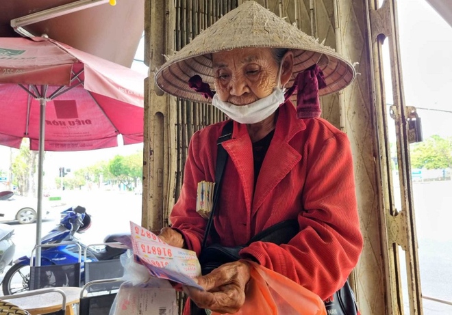 Quảng Nam: Truy tìm kẻ sửa ngày phát hành vé số, lừa tiền của cụ bà 78 tuổi - Ảnh 1.