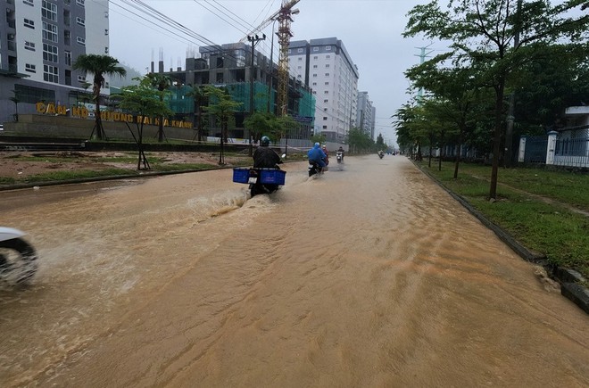 Đường phố Đ&agrave; Nẵng ngập do mưa lớn, một số trường cho học sinh nghỉ học - Ảnh 15.