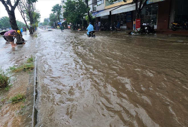 Đường phố Đ&agrave; Nẵng ngập do mưa lớn, một số trường cho học sinh nghỉ học - Ảnh 6.