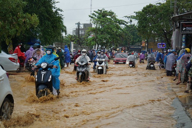 Đường phố Đ&agrave; Nẵng ngập do mưa lớn, một số trường cho học sinh nghỉ học - Ảnh 5.