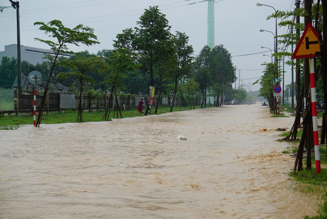 Đường phố Đ&agrave; Nẵng ngập do mưa lớn, một số trường cho học sinh nghỉ học - Ảnh 4.