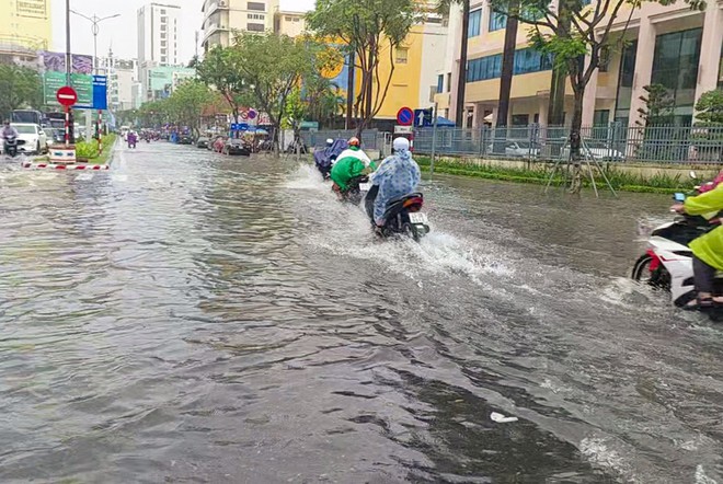 Đường phố Đ&agrave; Nẵng ngập do mưa lớn, một số trường cho học sinh nghỉ học - Ảnh 3.