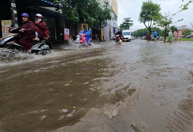 Đường phố Đ&agrave; Nẵng ngập do mưa lớn, một số trường cho học sinh nghỉ học - Ảnh 2.