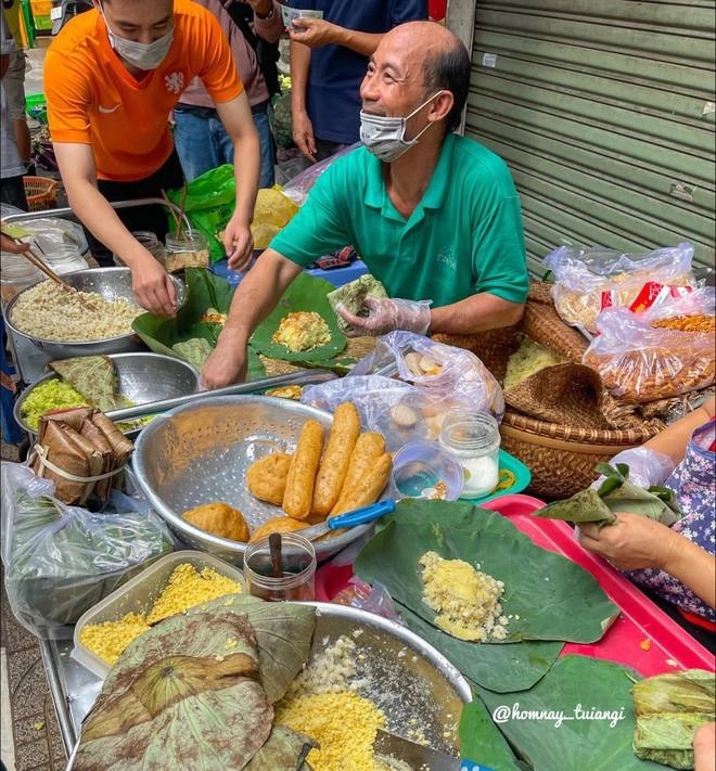 Trải nghiệm mùa thu Hà Nội &quot;gây sốt&quot; tại TP.HCM: Giới trẻ rủ nhau mua xôi cốm đến quán cà phê nhâm nhi - Ảnh 2.