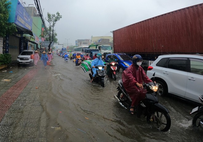Đường phố Đ&agrave; Nẵng ngập do mưa lớn, một số trường cho học sinh nghỉ học - Ảnh 1.