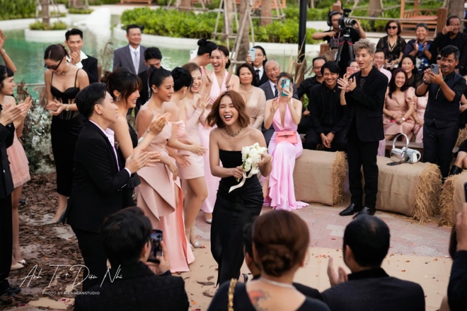 Những mỹ nh&acirc;n bắt được hoa trong 4 đ&aacute;m cưới th&aacute;ng 10 của showbiz Việt - Ảnh 7.