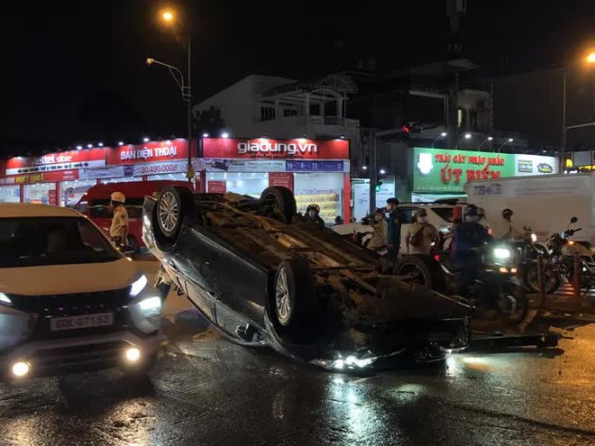 TP HCM: Xe sang lật ngửa giữa giao lộ Phạm Văn Đồng - Tô Ngọc Vân - Ảnh 3.