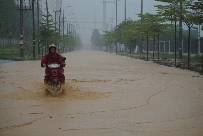 Đường phố Đ&agrave; Nẵng ngập do mưa lớn, một số trường cho học sinh nghỉ học - Ảnh 14.