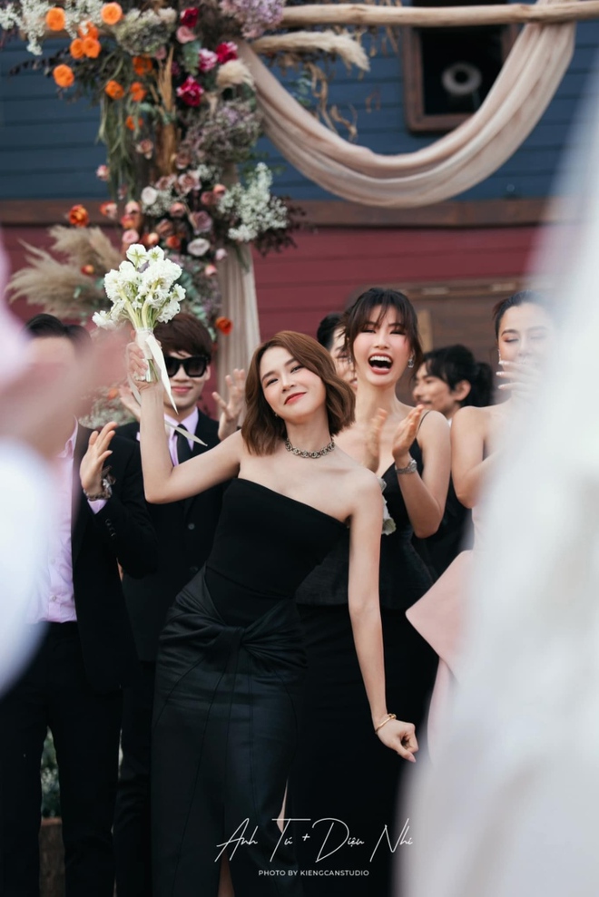 Những mỹ nh&acirc;n bắt được hoa trong 4 đ&aacute;m cưới th&aacute;ng 10 của showbiz Việt - Ảnh 6.