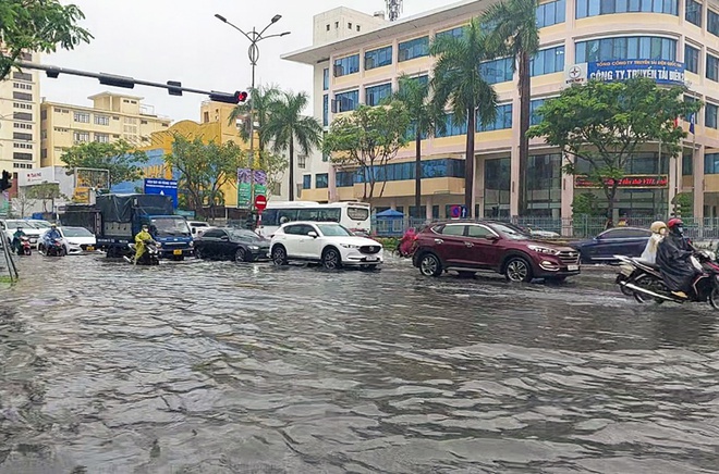 Đường phố Đ&agrave; Nẵng ngập do mưa lớn, một số trường cho học sinh nghỉ học - Ảnh 13.