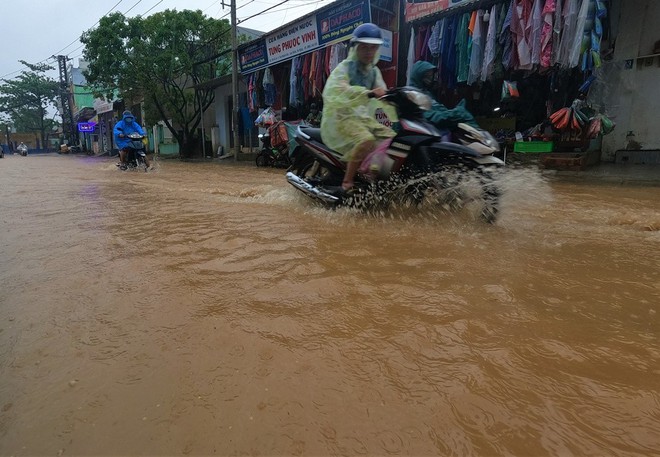 Đường phố Đ&agrave; Nẵng ngập do mưa lớn, một số trường cho học sinh nghỉ học - Ảnh 12.