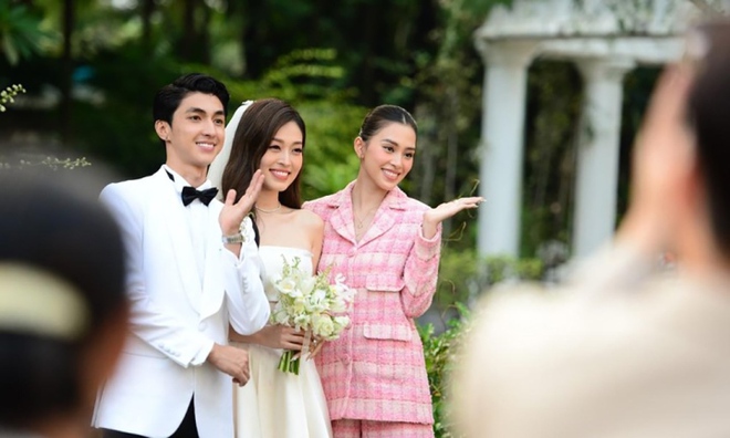 Những mỹ nh&acirc;n bắt được hoa trong 4 đ&aacute;m cưới th&aacute;ng 10 của showbiz Việt - Ảnh 4.