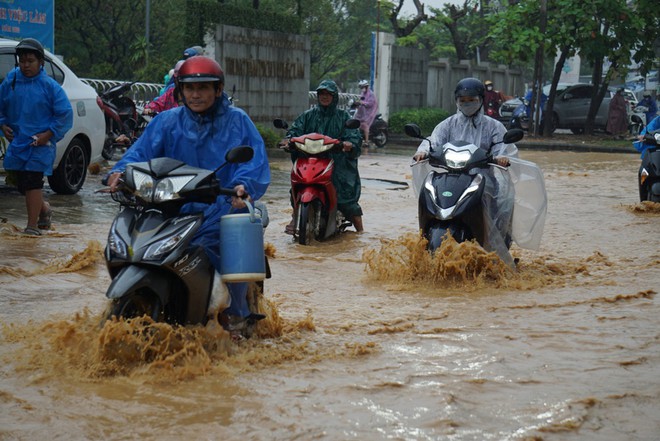 Đường phố Đ&agrave; Nẵng ngập do mưa lớn, một số trường cho học sinh nghỉ học - Ảnh 11.