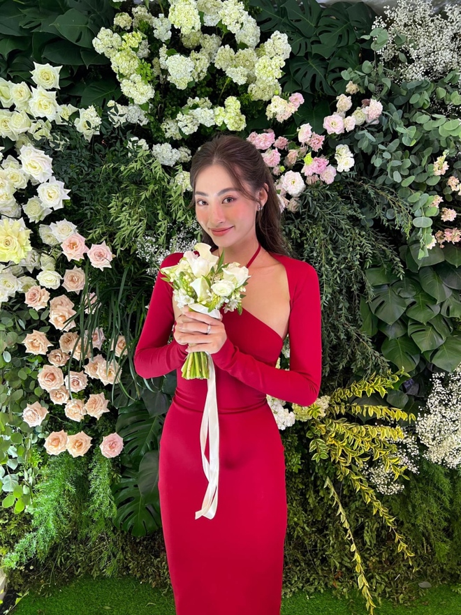 Những mỹ nh&acirc;n bắt được hoa trong 4 đ&aacute;m cưới th&aacute;ng 10 của showbiz Việt - Ảnh 3.