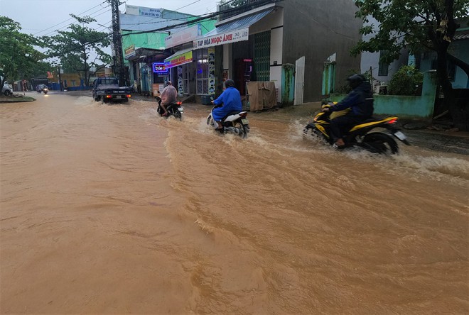 Đường phố Đ&agrave; Nẵng ngập do mưa lớn, một số trường cho học sinh nghỉ học - Ảnh 10.