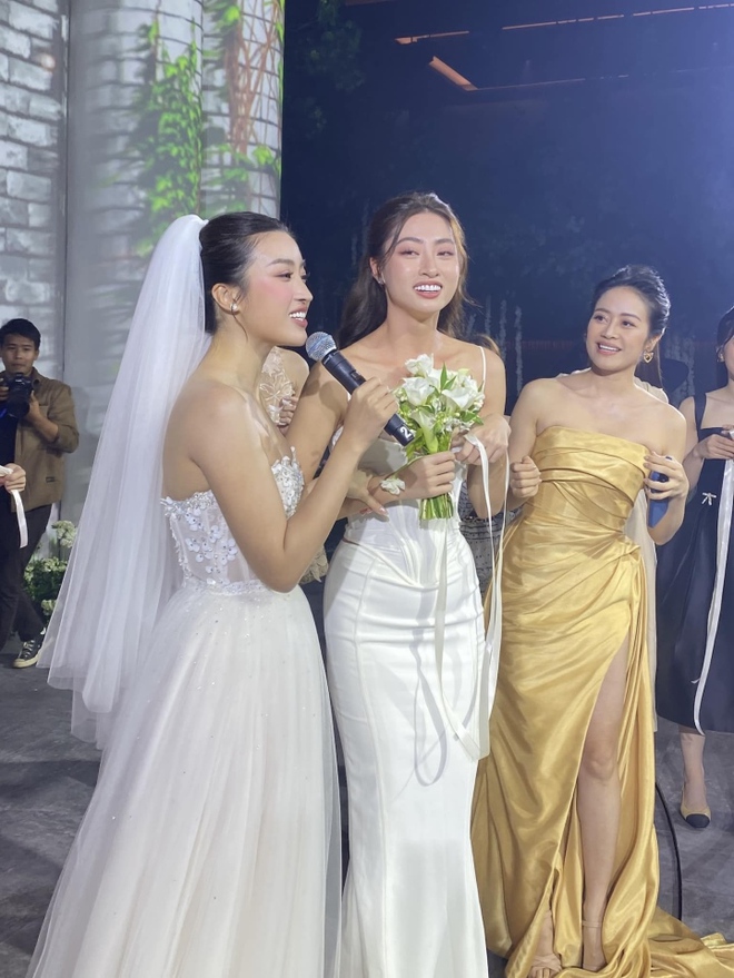 Những mỹ nh&acirc;n bắt được hoa trong 4 đ&aacute;m cưới th&aacute;ng 10 của showbiz Việt - Ảnh 2.
