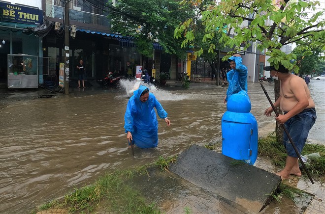 Đường phố Đ&agrave; Nẵng ngập do mưa lớn, một số trường cho học sinh nghỉ học - Ảnh 9.