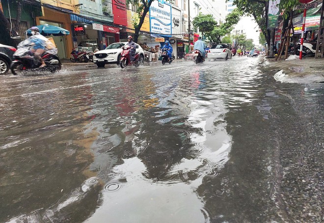 Đường phố Đ&agrave; Nẵng ngập do mưa lớn, một số trường cho học sinh nghỉ học - Ảnh 8.