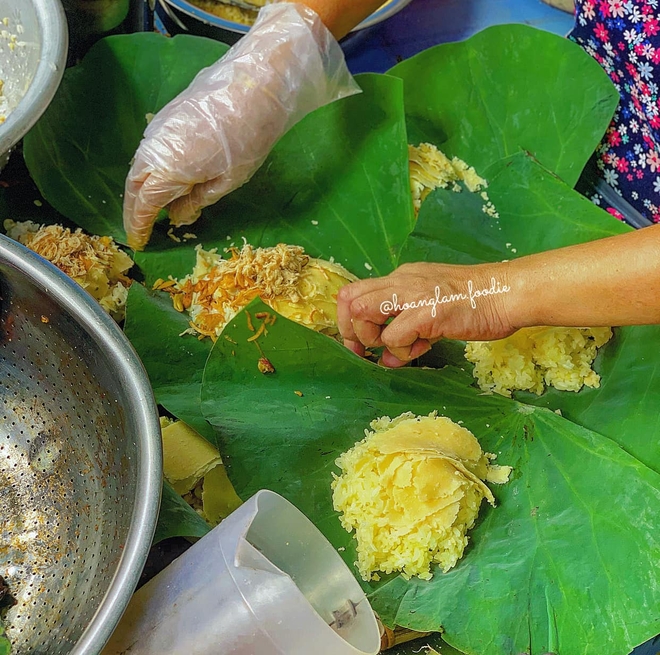 Trải nghiệm mùa thu Hà Nội &quot;gây sốt&quot; tại TP.HCM: Giới trẻ rủ nhau mua xôi cốm đến quán cà phê nhâm nhi - Ảnh 4.