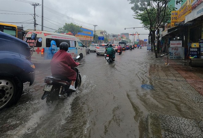 Đường phố Đ&agrave; Nẵng ngập do mưa lớn, một số trường cho học sinh nghỉ học - Ảnh 7.