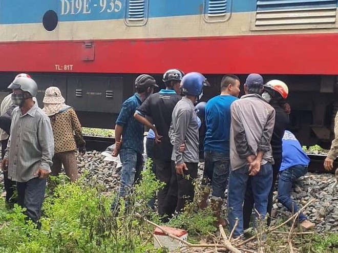 Tàu hoả tông và kéo lê người phụ nữ khoảng 1km - Ảnh 1.