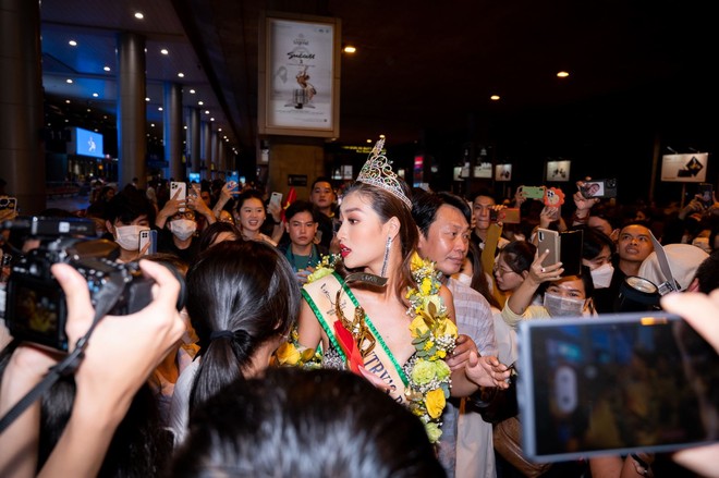 Hoa hậu Thiên Ân trở về nước sau Miss Grand International, bật khóc trong vòng tay người hâm mộ - Ảnh 5.