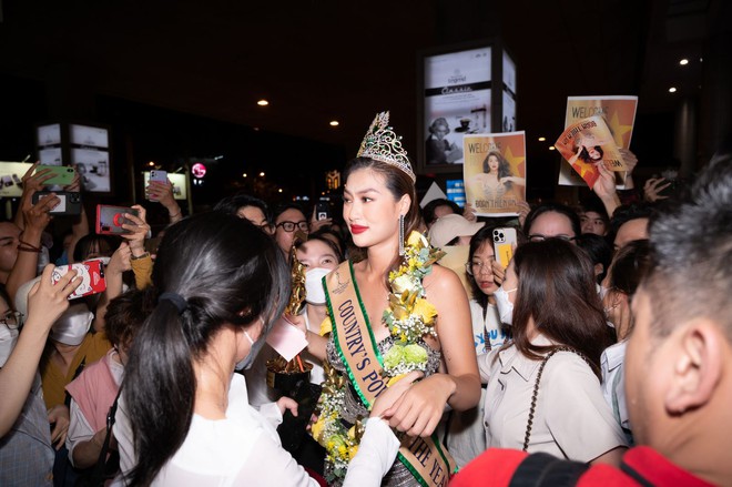 Hoa hậu Thiên Ân trở về nước sau Miss Grand International, bật khóc trong vòng tay người hâm mộ - Ảnh 6.