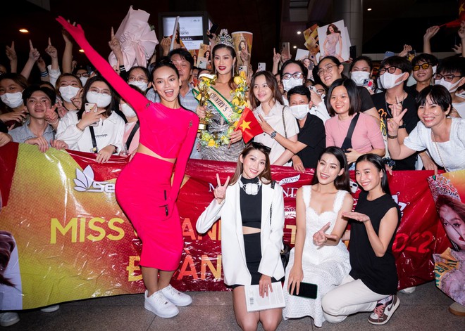 Hoa hậu Thiên Ân trở về nước sau Miss Grand International, bật khóc trong vòng tay người hâm mộ - Ảnh 8.