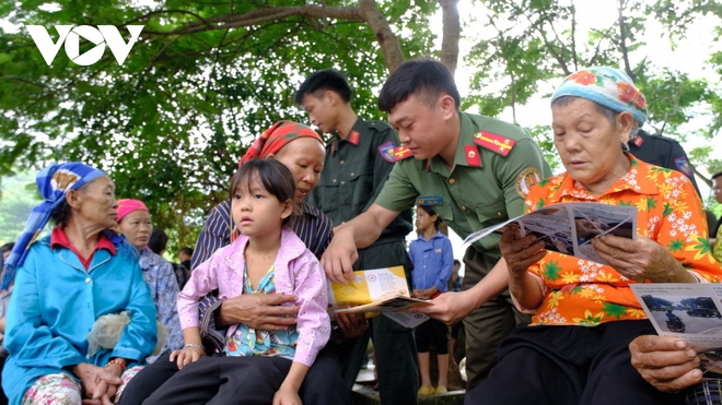 Cao Bằng ngăn chặn nhiều vụ vượt biên trái phép để tìm việc nhẹ lương cao - Ảnh 1.