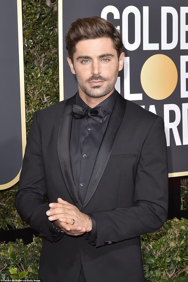 Zac Efron quấn khăn tắm đi quanh phim trường, ngoại hình khó nhận ra - Ảnh 6.