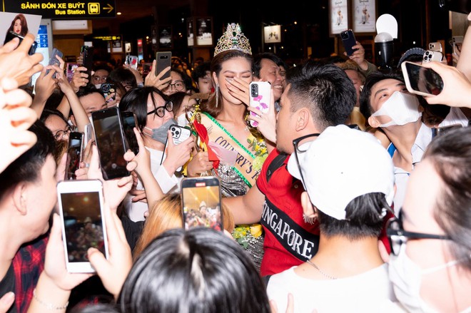 Hoa hậu Thiên Ân trở về nước sau Miss Grand International, bật khóc trong vòng tay người hâm mộ - Ảnh 4.