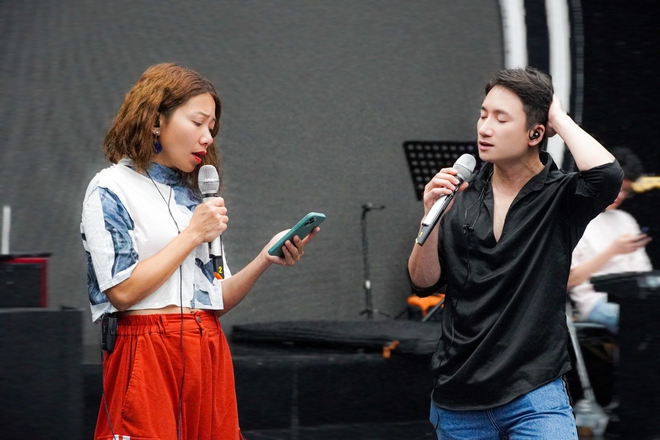 Phan Mạnh Quỳnh thấy áp lực khi hát cùng Diva Hà Trần - Ảnh 1.