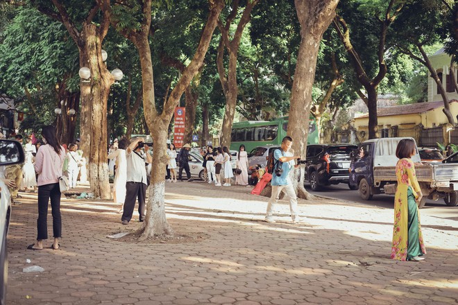 Bất chấp nguy hiểm, nhiều người trẻ tràn xuống lòng đường Phan Đình Phùng để chụp ảnh - Ảnh 2.