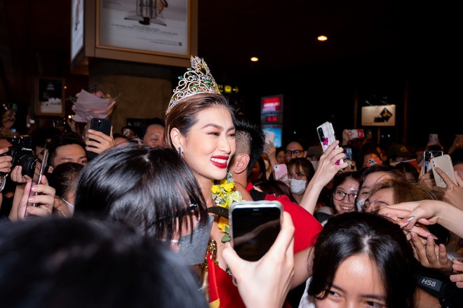 Hoa hậu Thiên Ân trở về nước sau Miss Grand International, bật khóc trong vòng tay người hâm mộ - Ảnh 3.