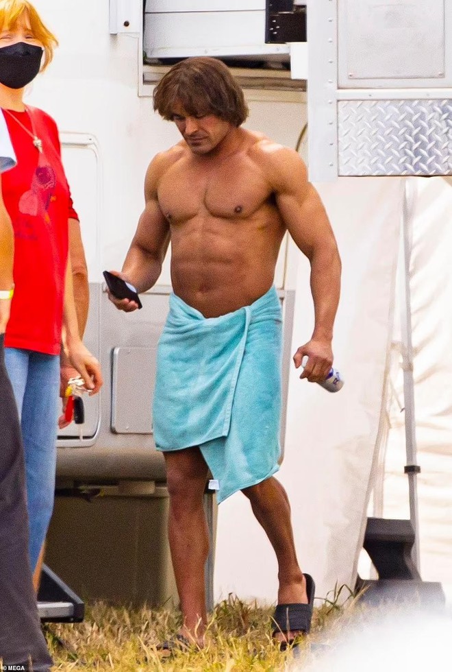 Zac Efron quấn khăn tắm đi quanh phim trường, ngoại hình khó nhận ra - Ảnh 1.