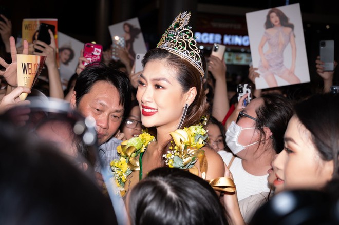 Hoa hậu Thiên Ân trở về nước sau Miss Grand International, bật khóc trong vòng tay người hâm mộ - Ảnh 2.