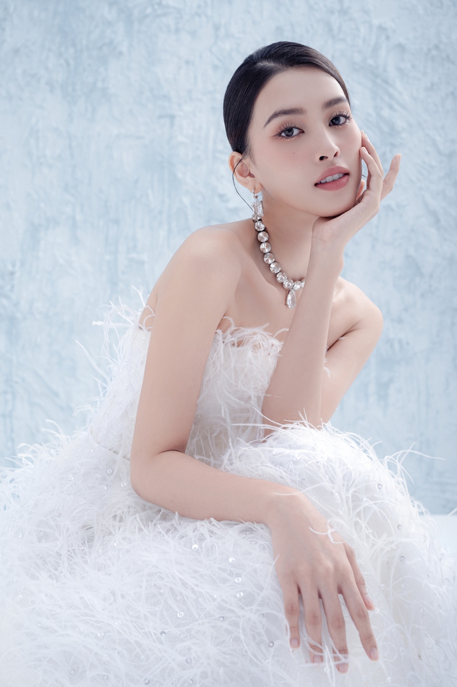 Hoa hậu Tiểu Vy bất ngờ diện váy cưới - Ảnh 1.