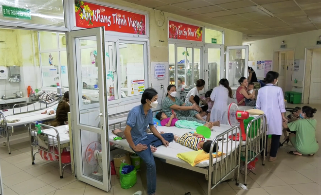 Đ&agrave; Nẵng: Trẻ mắc c&aacute;c bệnh giao m&ugrave;a tăng cao, bệnh viện qu&aacute; tải - Ảnh 6.