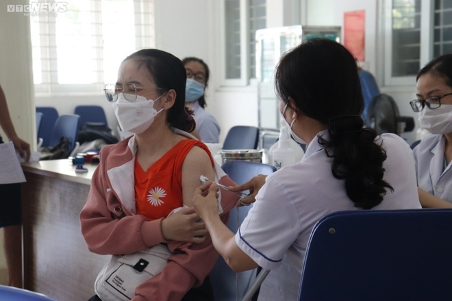 TP.HCM bổ sung tiêu chí tiêm vaccine COVID-19 vào điểm đánh giá thi đua trường - Ảnh 1.