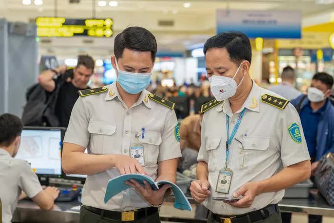 Cầm nhầm đồng hồ tại khay soi chiếu an ninh ở Nội Bài, bay vào Tân Sơn Nhất vẫn không thoát - Ảnh 2.