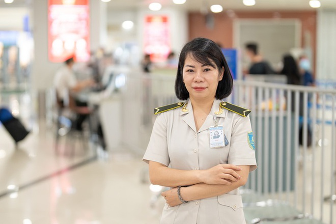Cầm nhầm đồng hồ tại khay soi chiếu an ninh ở Nội B&agrave;i, bay v&agrave;o T&acirc;n Sơn Nhất vẫn kh&ocirc;ng tho&aacute;t - Ảnh 10.