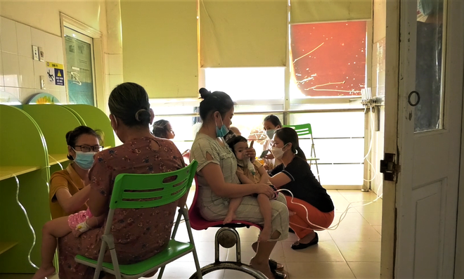 Đà Nẵng: Trẻ mắc các bệnh giao mùa tăng cao, bệnh viện quá tải - Ảnh 4.