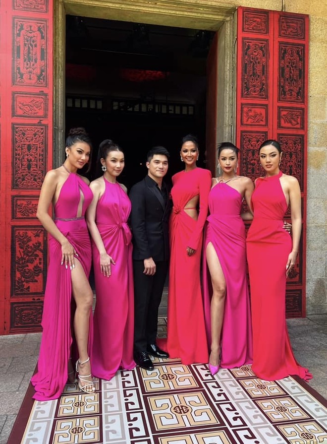 Hoa hậu Ho&agrave;n vũ Việt Nam 2008 hiếm hoi lộ diện b&ecirc;n d&agrave;n mỹ nh&acirc;n, nhan sắc thế n&agrave;o sau ở ẩn? - Ảnh 2.