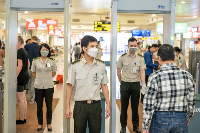 Cầm nhầm đồng hồ tại khay soi chiếu an ninh ở Nội Bài, bay vào Tân Sơn Nhất vẫn không thoát - Ảnh 4.