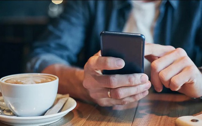 Tại sao smartphone đ&ocirc;i khi kh&ocirc;ng phản hồi thao t&aacute;c chạm của bạn? - Ảnh 1.