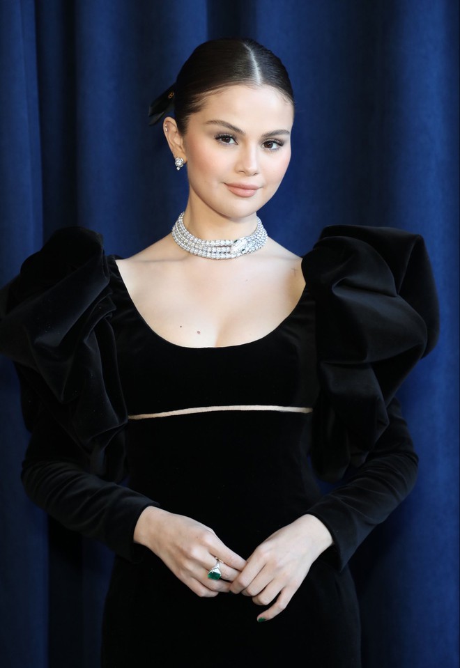 Selena Gomez has her own secret to dressing beautifully and chic despite the changing weight - Photo 5.